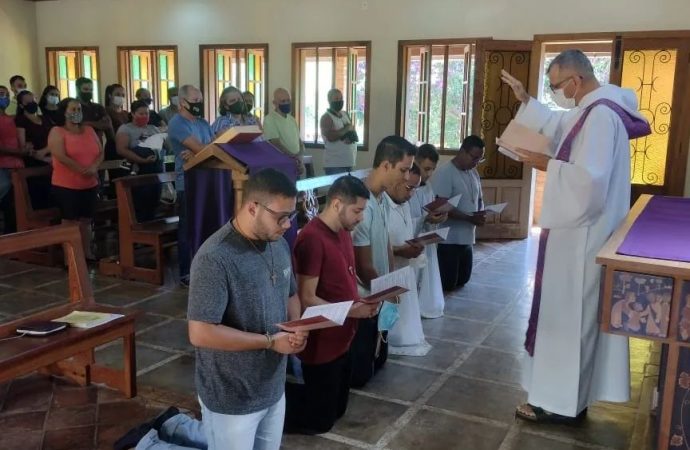 Jovens são admitidos ao postulantado em São João del-Rei, MG