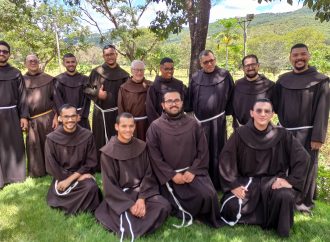 Jovens Noviços recebem o hábito franciscano em Montes Claros