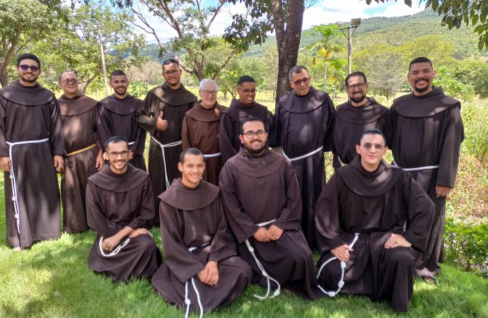 Jovens Noviços recebem o hábito franciscano em Montes Claros