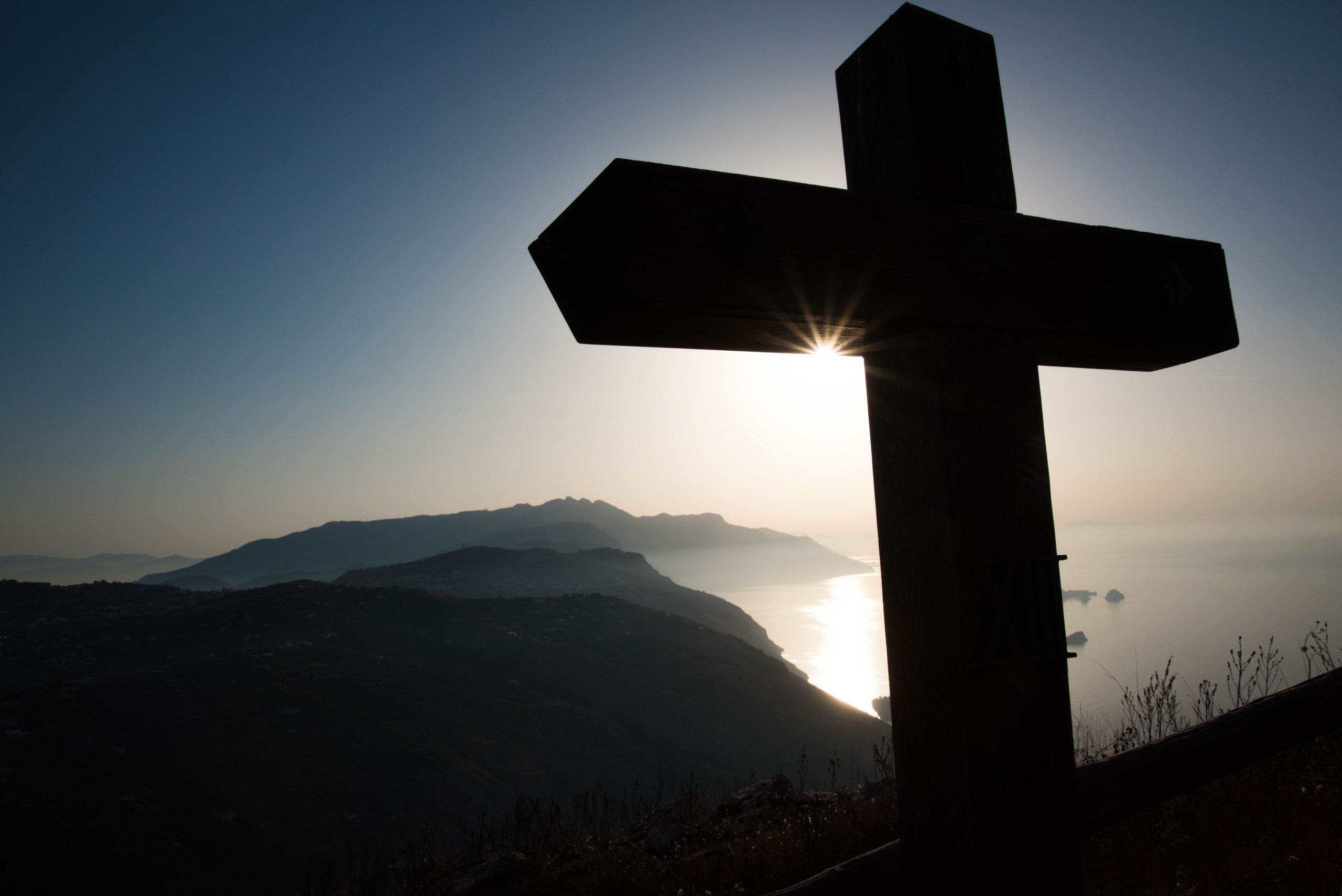 Crux stat dum orbis volvitur (A cruz permanece firme enquanto o mundo gira) Província Santa