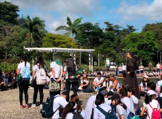 Colégio Santo Antônio realiza caminhada penitencial com o Ensino Médio