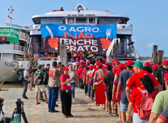 Em Barqueata histórica, movimentos sociais unem vozes pela Amazônia e apontam: “A Resposta somos Nós!”