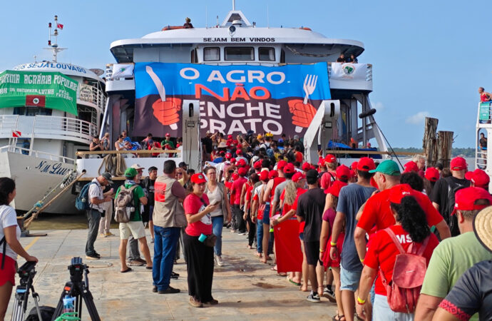 Em Barqueata histórica, movimentos sociais unem vozes pela Amazônia e apontam: “A Resposta somos Nós!”