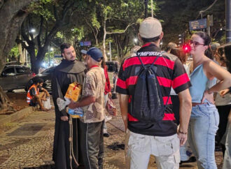 Ceia de Natal da Pastoral de Rua leva alimento, cuidado e esperança às pessoas em situação de rua em Belo Horizonte