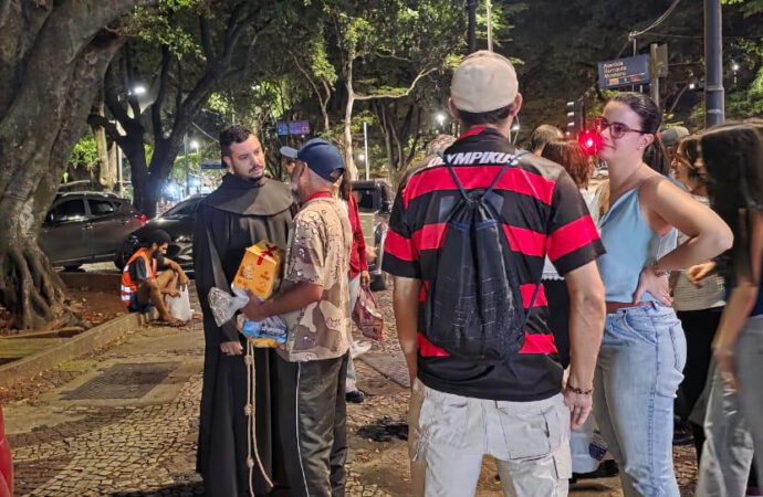 Ceia de Natal da Pastoral de Rua leva alimento, cuidado e esperança às pessoas em situação de rua em Belo Horizonte