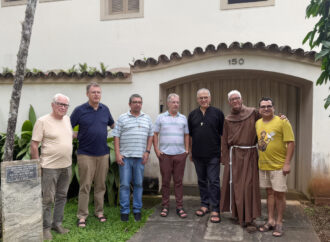 “Iluminai as trevas do meu coração”: Ministro Geral dos Frades Menores reza com São Francisco e vive a Sexta-Feira Santa junto aos são-joanenses.