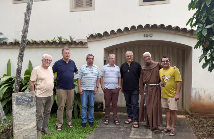 “Iluminai as trevas do meu coração”: Ministro Geral dos Frades Menores reza com São Francisco e vive a Sexta-Feira Santa junto aos são-joanenses.