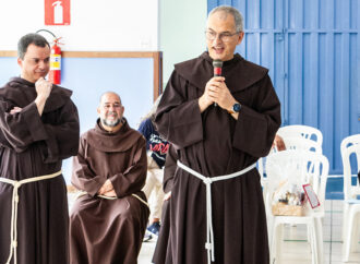 “O nosso pensar franciscano é um pensamento alternativo.” Frei Massimo Fusarelli visita Colégio Santo Antônio e inspira jovens a crescer com esperança.