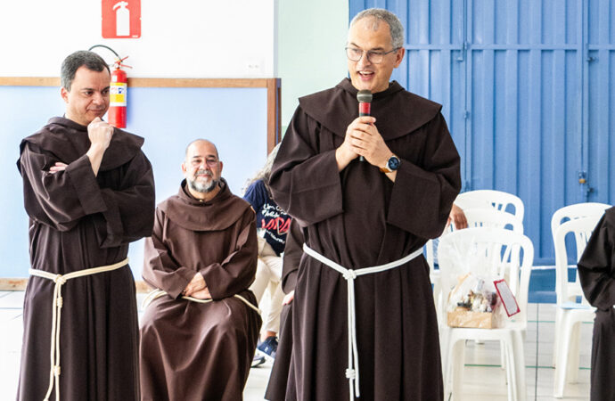 “O nosso pensar franciscano é um pensamento alternativo.” Frei Massimo Fusarelli visita Colégio Santo Antônio e inspira jovens a crescer com esperança.