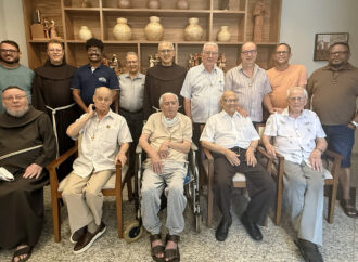 “Na noite silenciosa do Sábado Santo, Frei Massimo Fusarelli celebra a Vigília Pascal em Divinópolis e encontra os frades idosos como “tesouros vivos”