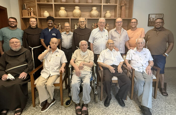 “Na noite silenciosa do Sábado Santo, Frei Massimo Fusarelli celebra a Vigília Pascal em Divinópolis e encontra os frades idosos como “tesouros vivos”