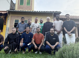 O gesto que desconcerta: Ministro Geral dos Frades Menores em visita à Província Santa Cruz preside a liturgia do lava pés em São João del-Rei.