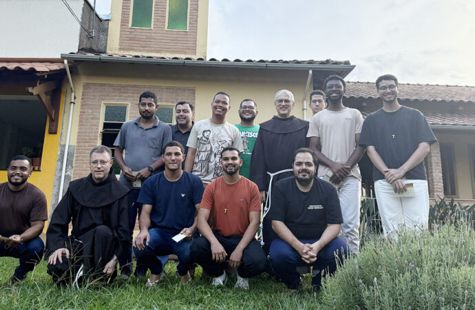O gesto que desconcerta: Ministro Geral dos Frades Menores em visita à Província Santa Cruz preside a liturgia do lava pés em São João del-Rei.