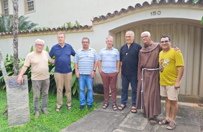 “Iluminai as trevas do meu coração”: Ministro Geral dos Frades Menores reza com São Francisco e vive a Sexta-Feira Santa junto aos são-joanenses.