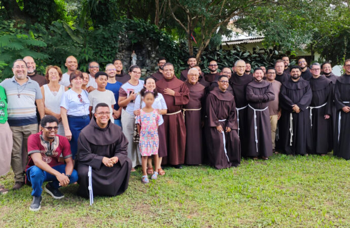 Frei Massimo Fusarelli celebra a Páscoa em Betim e convida formandos a voar alto sem medo