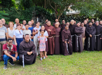 Frei Massimo Fusarelli celebra a Páscoa em Betim e convida formandos a voar alto sem medo