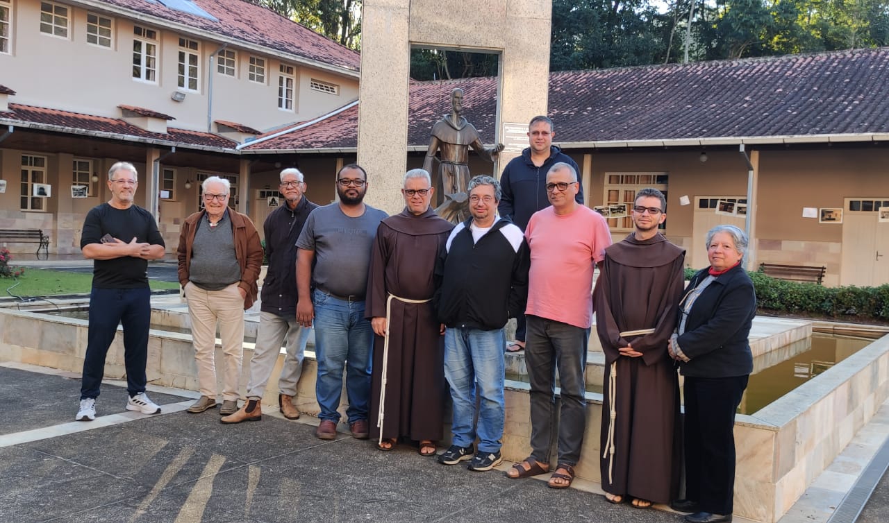 Grupo de participantes do retiro das fraternidades reunidos em momento de oração na cidade de Santos Dumont