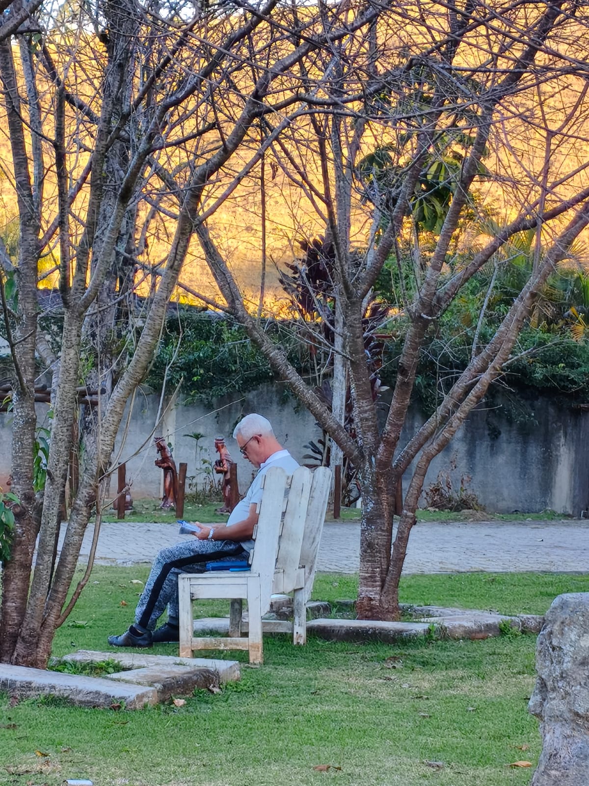 Membros das fraternidades em momento de profundo recolhimento e liturgia vivenciado no retiro