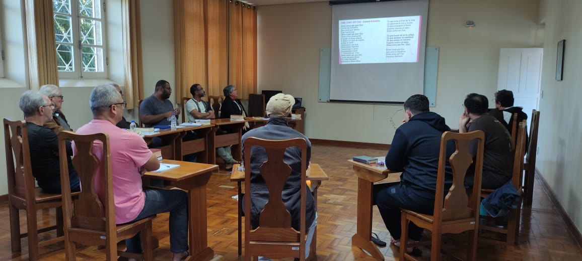 Grupo de participantes do retiro das fraternidades reunidos em momento de oração na cidade de Santos Dumont