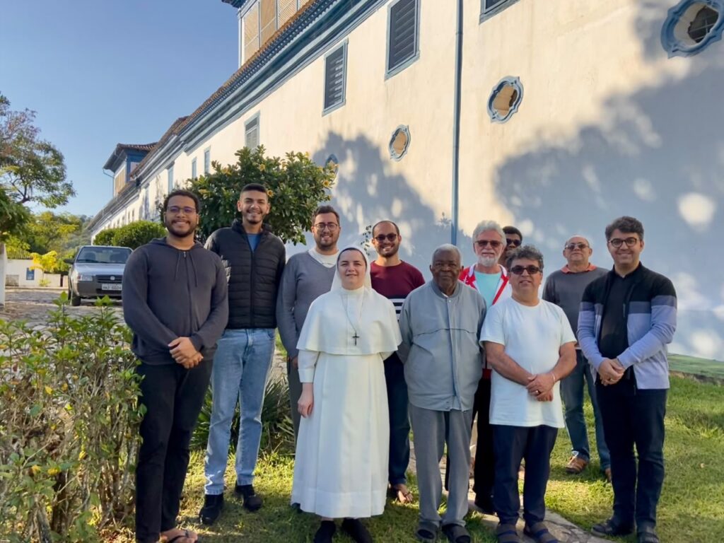Frades das fraternidades Beato Duns Scotus e Rivotorto e irmã reunidos no Mosteiro de Macaúbas durante o retiro anual.