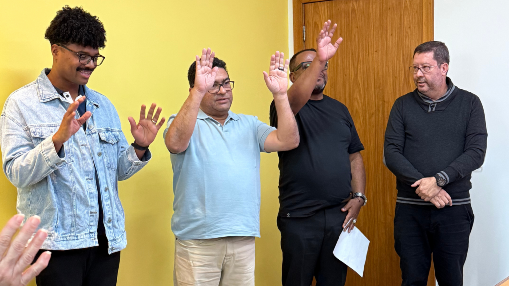 Frades e colaboradores da Província reunidos na Sala Santa Clara durante formação sobre o Tempo da Criação.