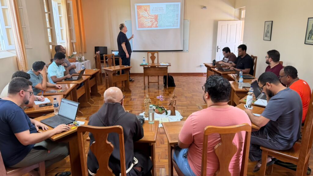 Neste ano, o tema escolhido para o estudo foi “Inteligência Artificial e Evangelização: discernir, criar e evangelizar no mundo digital”. Frei Gustavo Medella, da Província Franciscana da Imaculada Conceição do Brasil, assessorou o momento formativo.